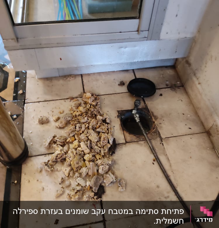 חפירה ברצפה עם צינור וכלי עבודה
